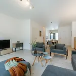 Huswell - Spacious House Close To The Beach
